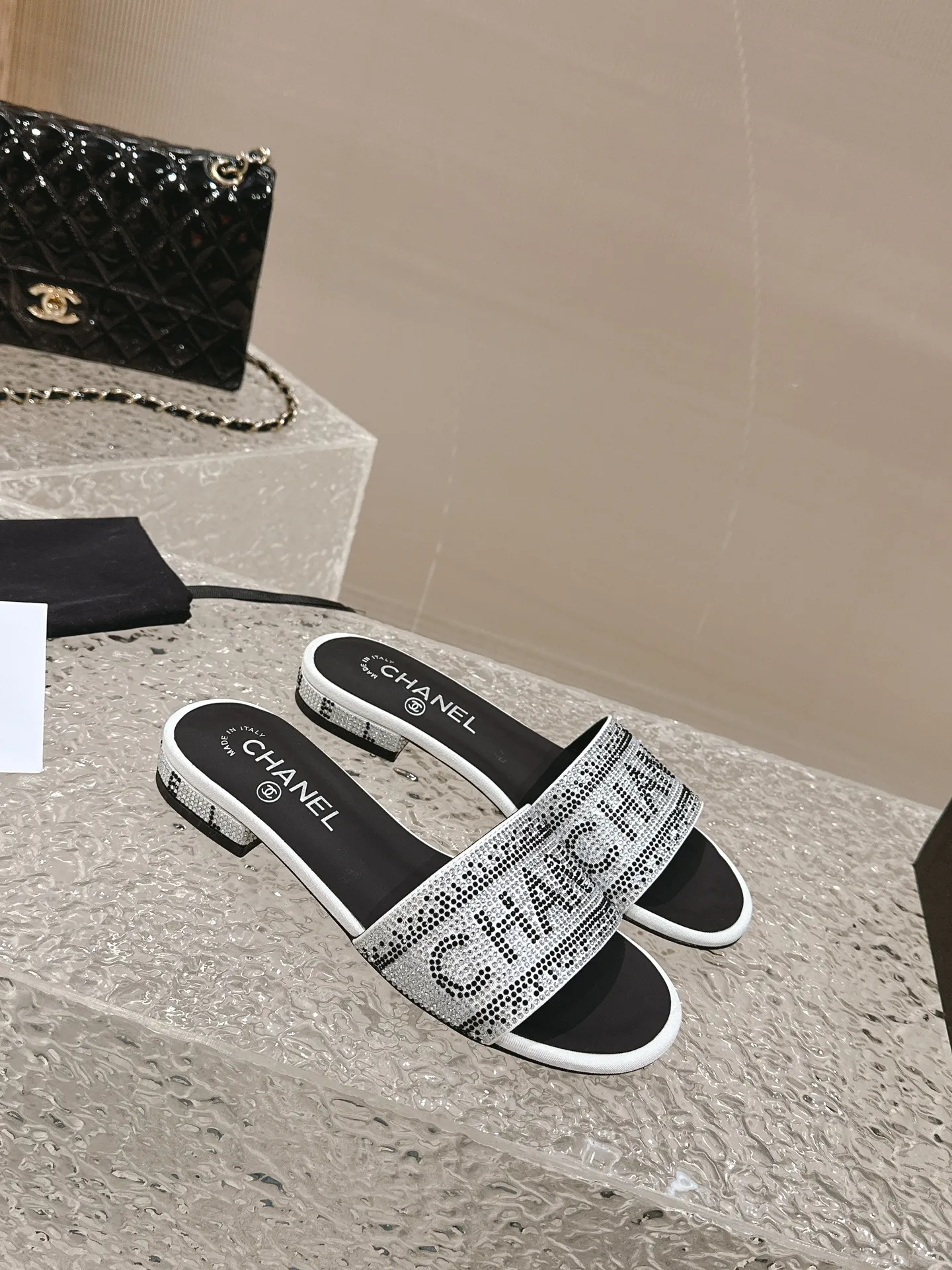 💕💕Factory direct selling price p440💕💕 Xiaoxiang Chanel rhinestone slippers with large black rhinestone letters, these really blingbling slippers are full of diamonds. They are both classic and artistic, and can be styled according to your daily style. The characteristic is that the hot diamonds are particularly shiny. They are made with heavy craftsmanship and are not easy to fall off. They have the sexy temperament of celebrities and are versatile. Color: black white 35-41